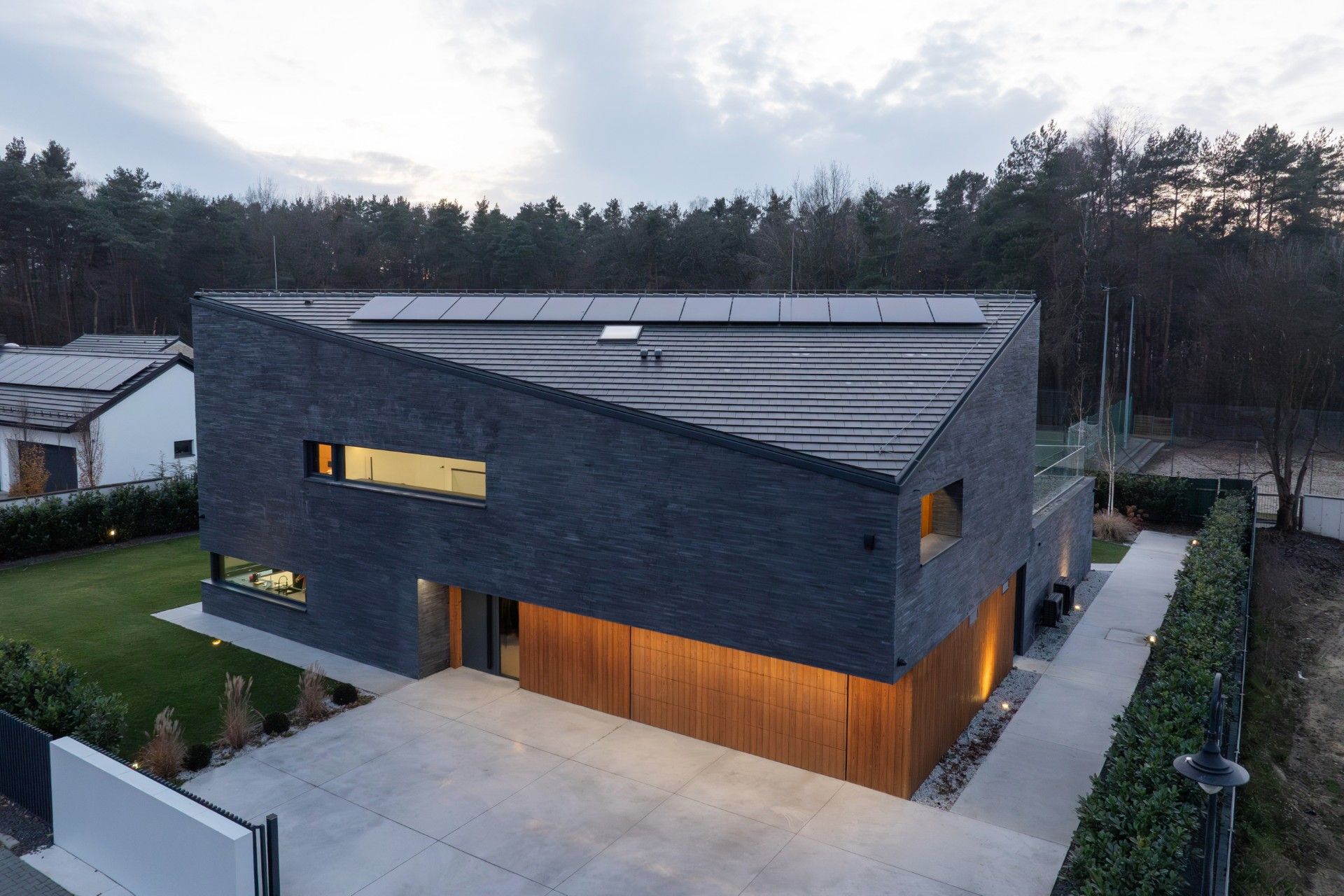 Dom sportowca w cieniu lasu